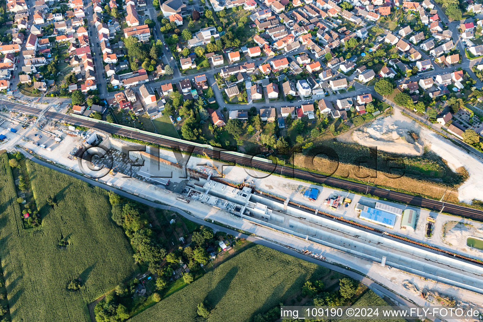 Luftaufnahme von Abgesoffene und mit Beton verfüllte Tunnelbaustelle zum Neubau der ICE Strecke Karlsruhe-Offenburg im Streckennetz der Deutschen Bahn in Rastatt im Ortsteil Niederbühl im Bundesland Baden-Württemberg, Deutschland