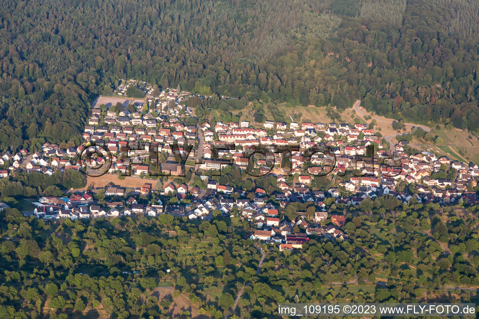 Luftbild von Aus Westen im Ortsteil Waldprechtsweier in Malsch im Bundesland Baden-Württemberg, Deutschland