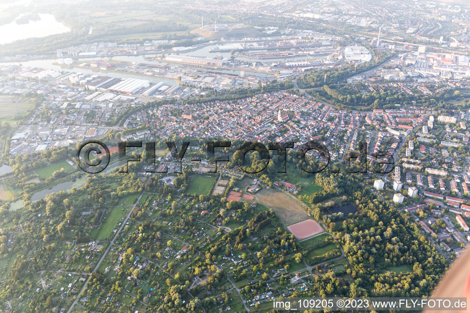 Luftbild von Ortsteil Daxlanden in Karlsruhe im Bundesland Baden-Württemberg, Deutschland