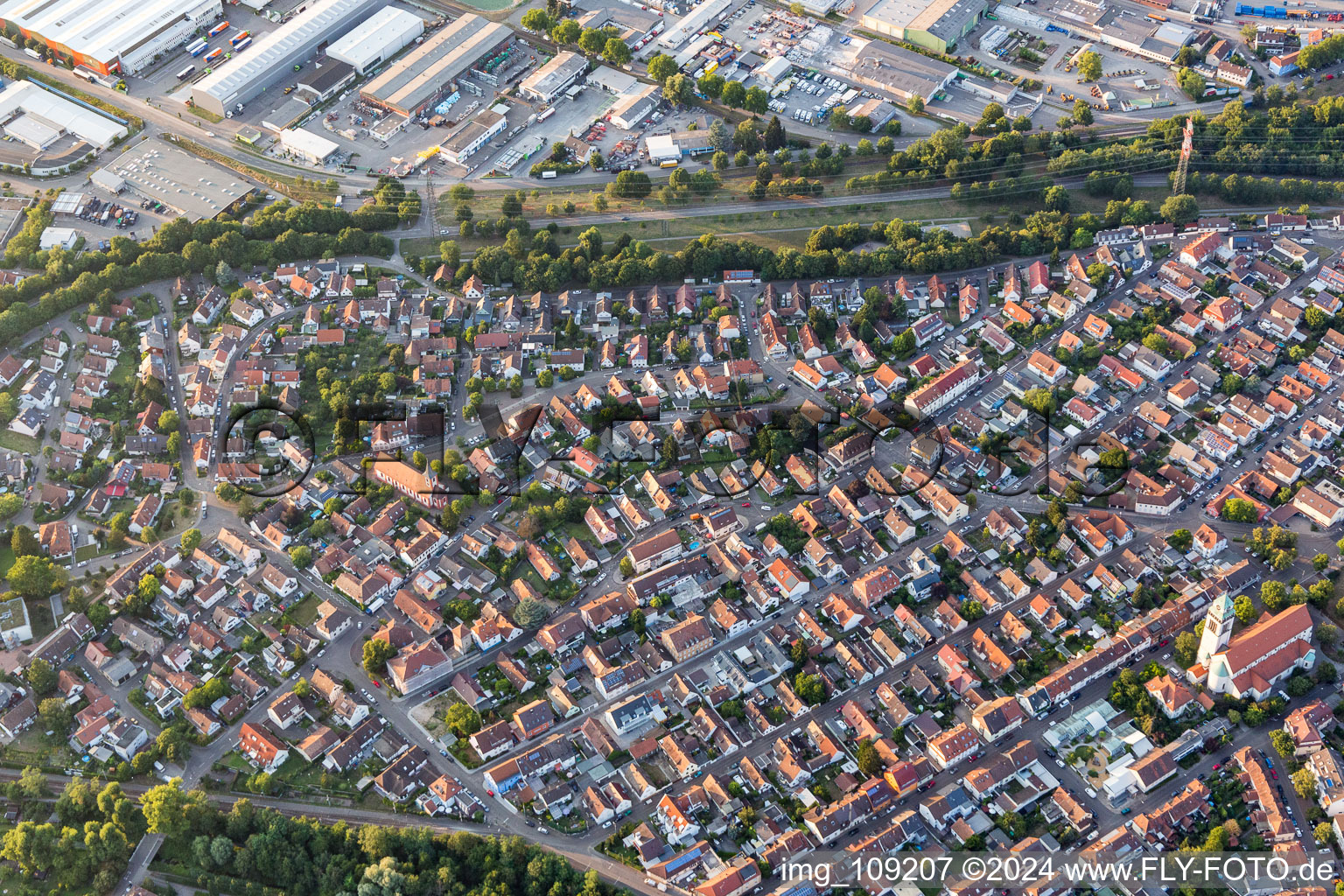 Ortsansicht der Straßen und Häuser der Wohngebiete in Daxlanden in Karlsruhe im Bundesland Baden-Württemberg, Deutschland