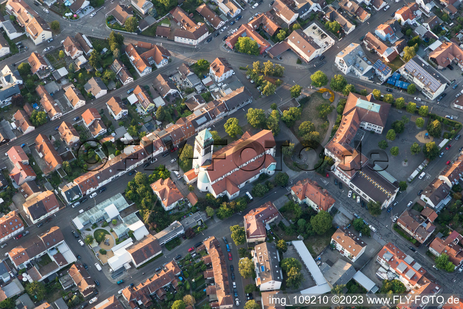 Luftbild von Heilig-Geist Kirche im Ortsteil Daxlanden in Karlsruhe im Bundesland Baden-Württemberg, Deutschland
