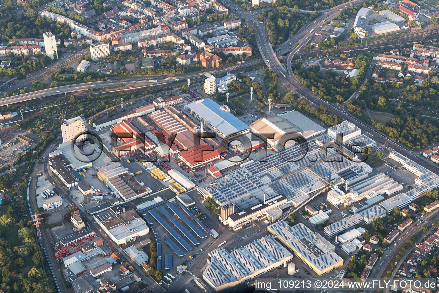 Gebäude und Produktionshallen auf dem Werksgelände der Michelin Reifenwerke in Karlsruhe im Ortsteil Grünwinkel im Bundesland Baden-Württemberg, Deutschland