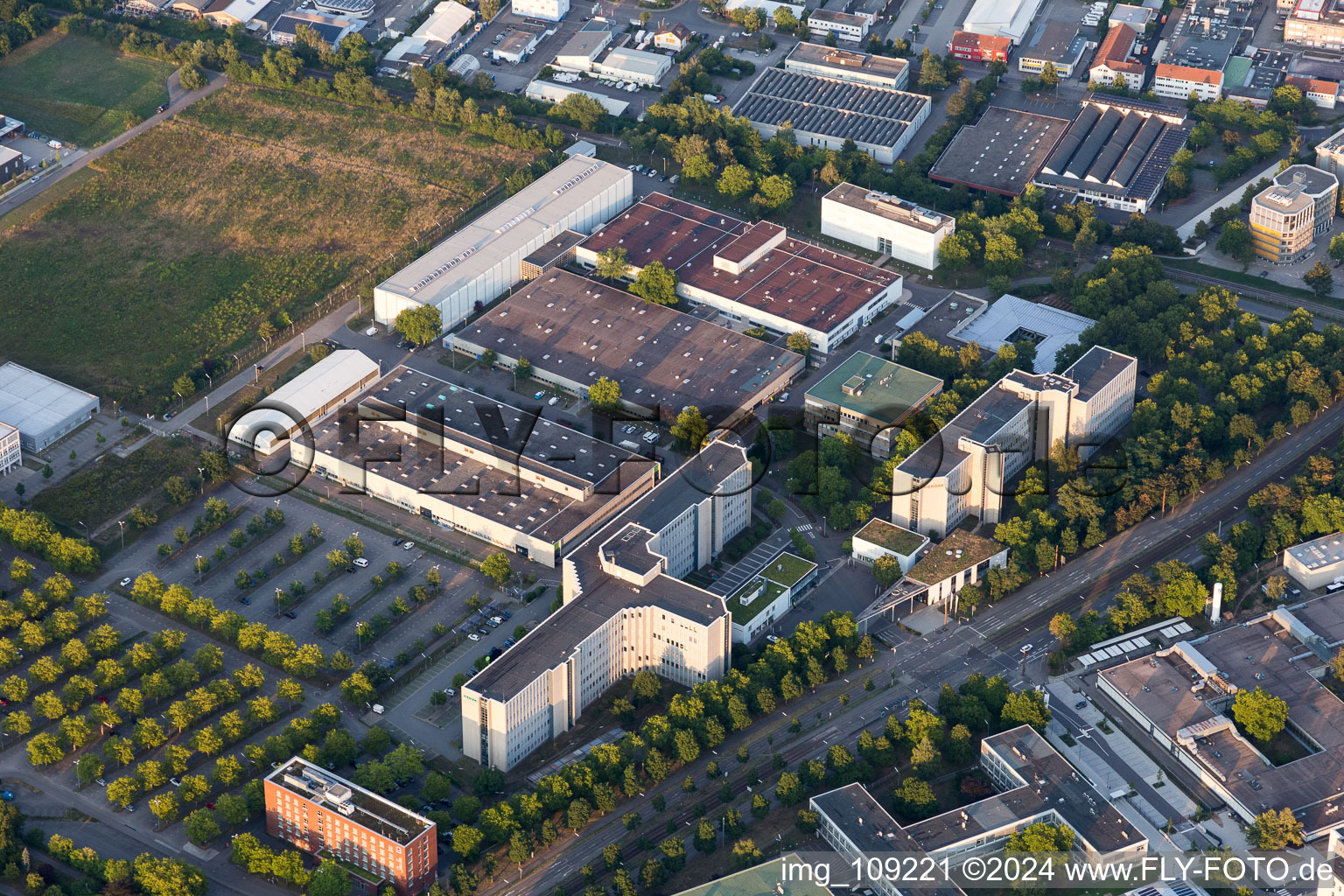 Luftbild von Gebäude und Produktionshallen auf dem Werksgelände Siemens im Ortsteil Knielingen in Karlsruhe im Bundesland Baden-Württemberg, Deutschland