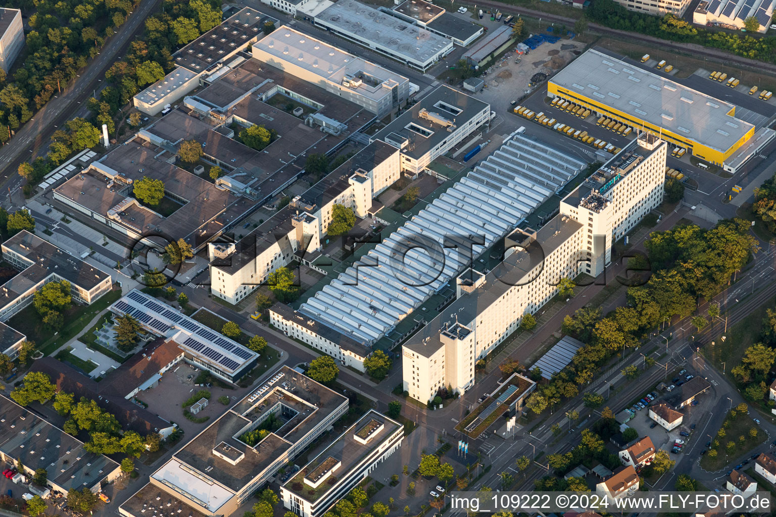 Luftaufnahme von Gebäude und Produktionshallen auf dem Werksgelände Siemens im Ortsteil Knielingen in Karlsruhe im Bundesland Baden-Württemberg, Deutschland