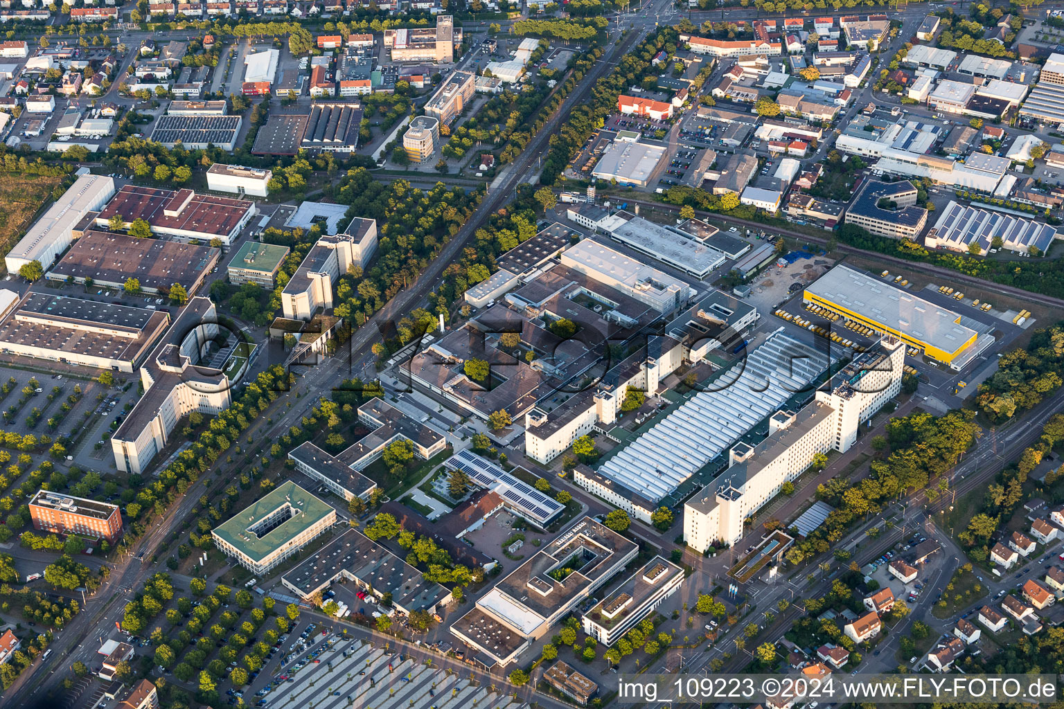 Schrägluftbild von Gebäude und Produktionshallen auf dem Werksgelände Siemens im Ortsteil Knielingen in Karlsruhe im Bundesland Baden-Württemberg, Deutschland