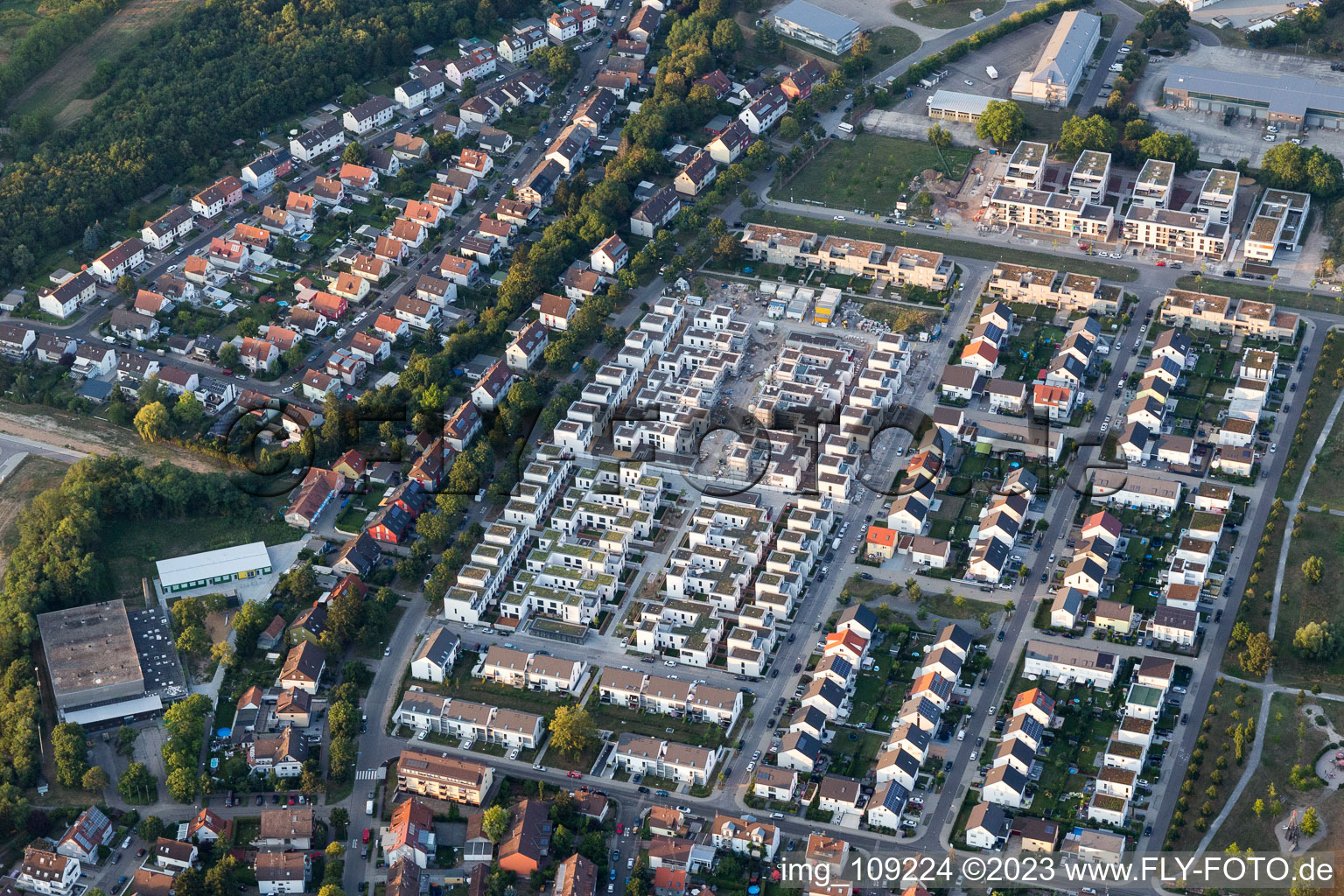 Ortsteil Knielingen in Karlsruhe im Bundesland Baden-Württemberg, Deutschland von einer Drohne aus
