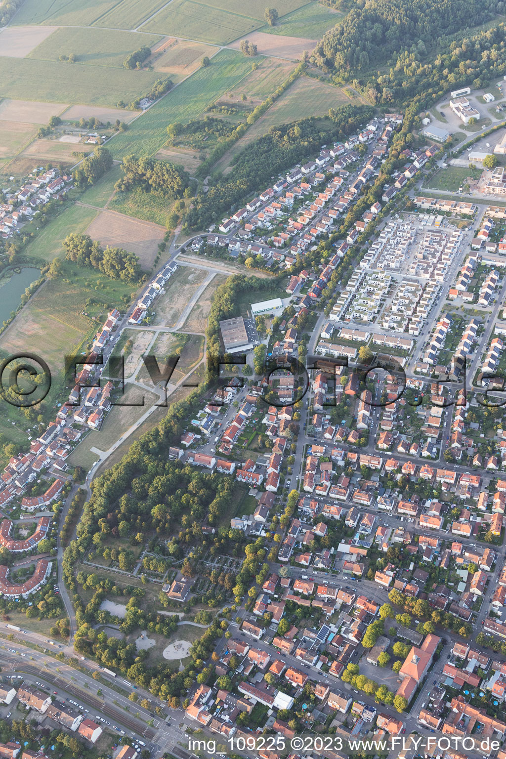 Ortsteil Knielingen in Karlsruhe im Bundesland Baden-Württemberg, Deutschland von der Drohne aus gesehen