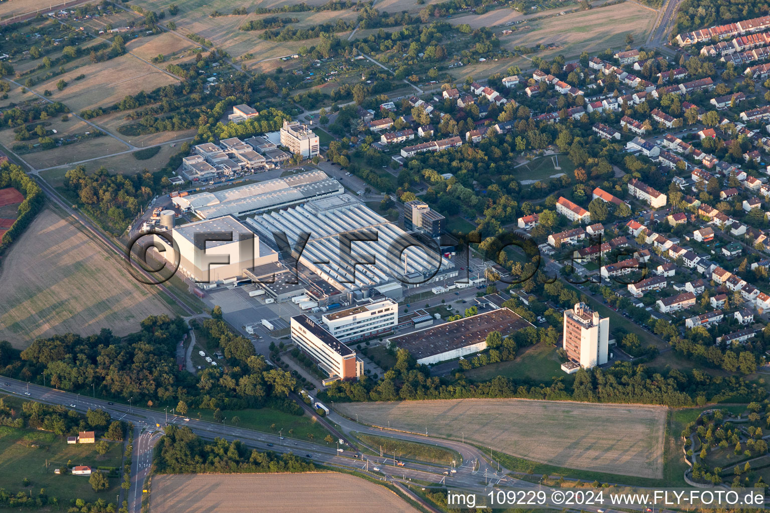 Gebäude und Produktionshallen auf dem Werksgelände des Chemieproduzenten L'OREAL Produktion Deutschland GmbH & Co. KG in Karlsruhe im Ortsteil Nordweststadt im Bundesland Baden-Württemberg