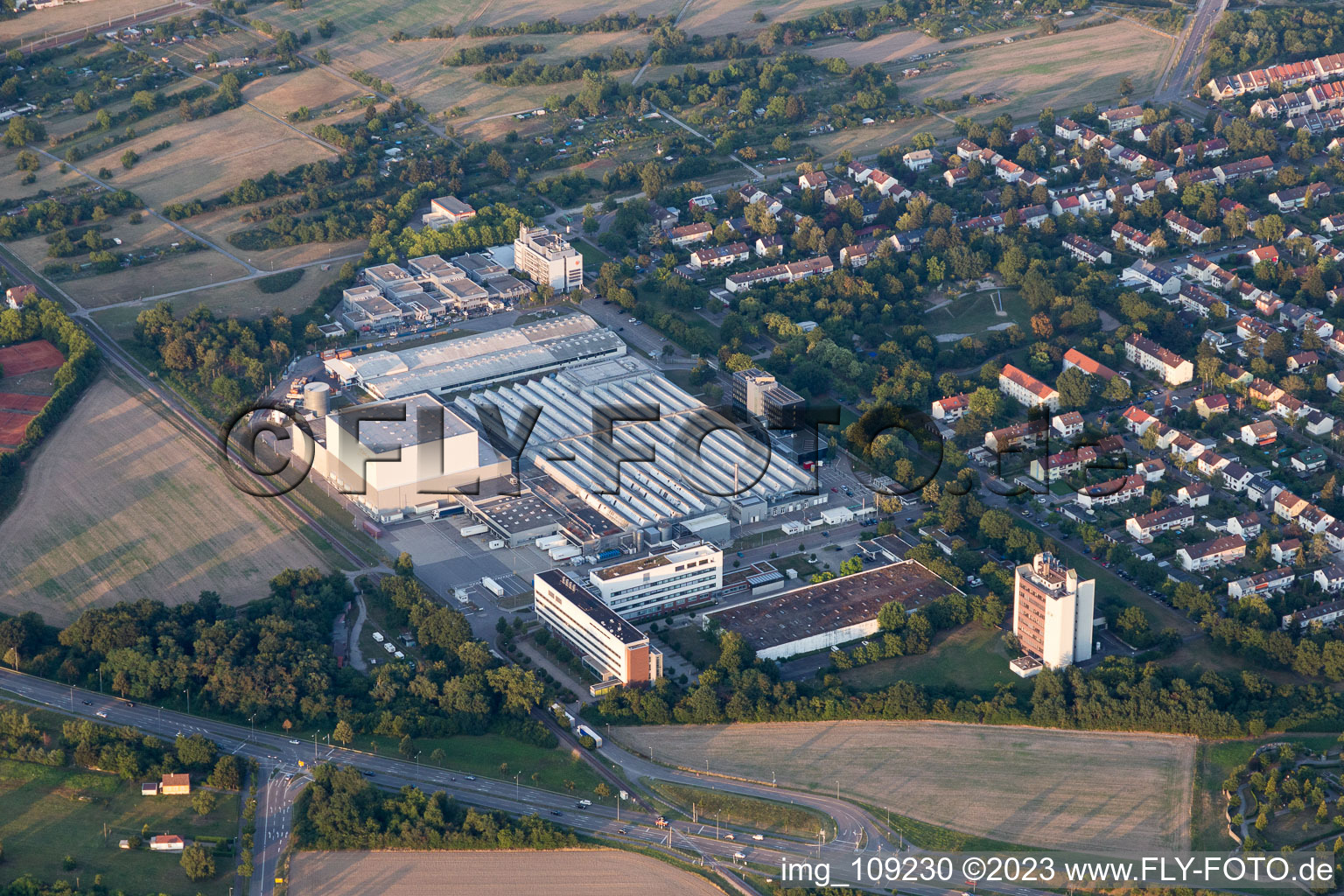 Luftbild von Karlsruhe NW-Stadt, L'Oreal im Ortsteil Nordweststadt im Bundesland Baden-Württemberg, Deutschland