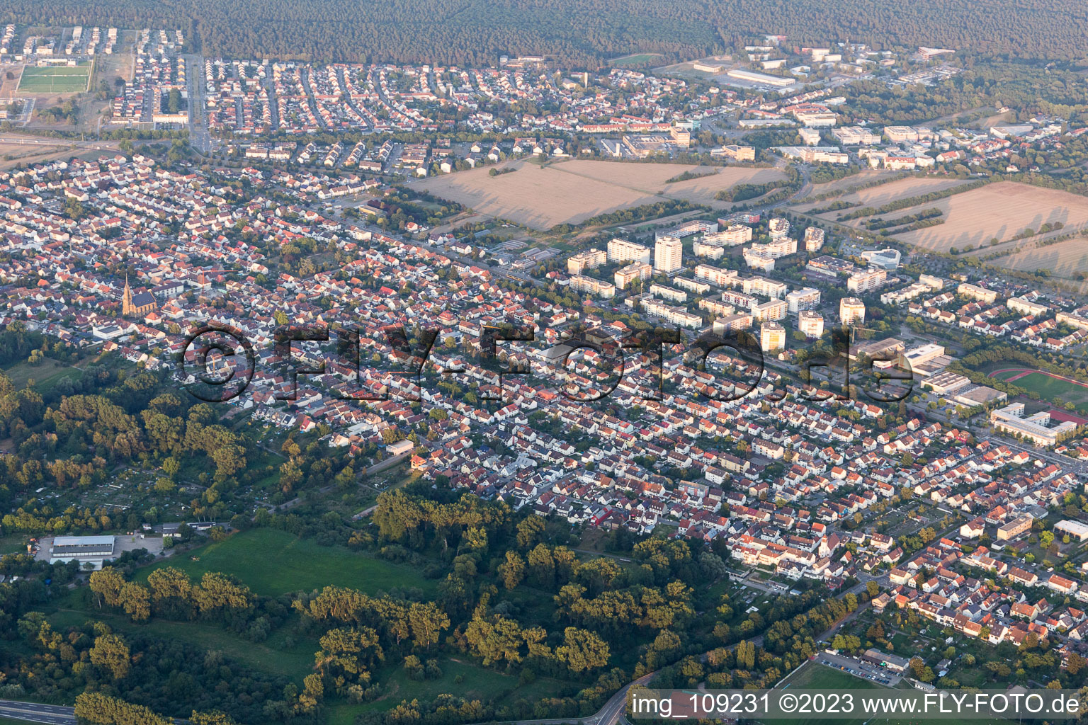 Ortsteil Neureut in Karlsruhe im Bundesland Baden-Württemberg, Deutschland aus der Luft betrachtet
