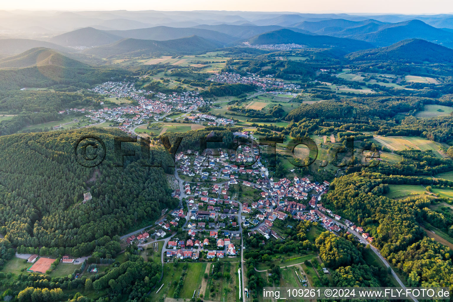 Luftbild von Ortsteil Stein in Gossersweiler-Stein im Bundesland Rheinland-Pfalz, Deutschland