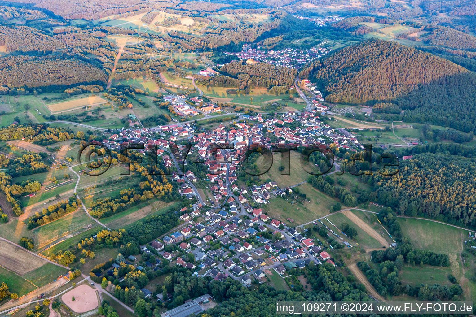Ortsteil Gossersweiler in Gossersweiler-Stein im Bundesland Rheinland-Pfalz, Deutschland von oben gesehen