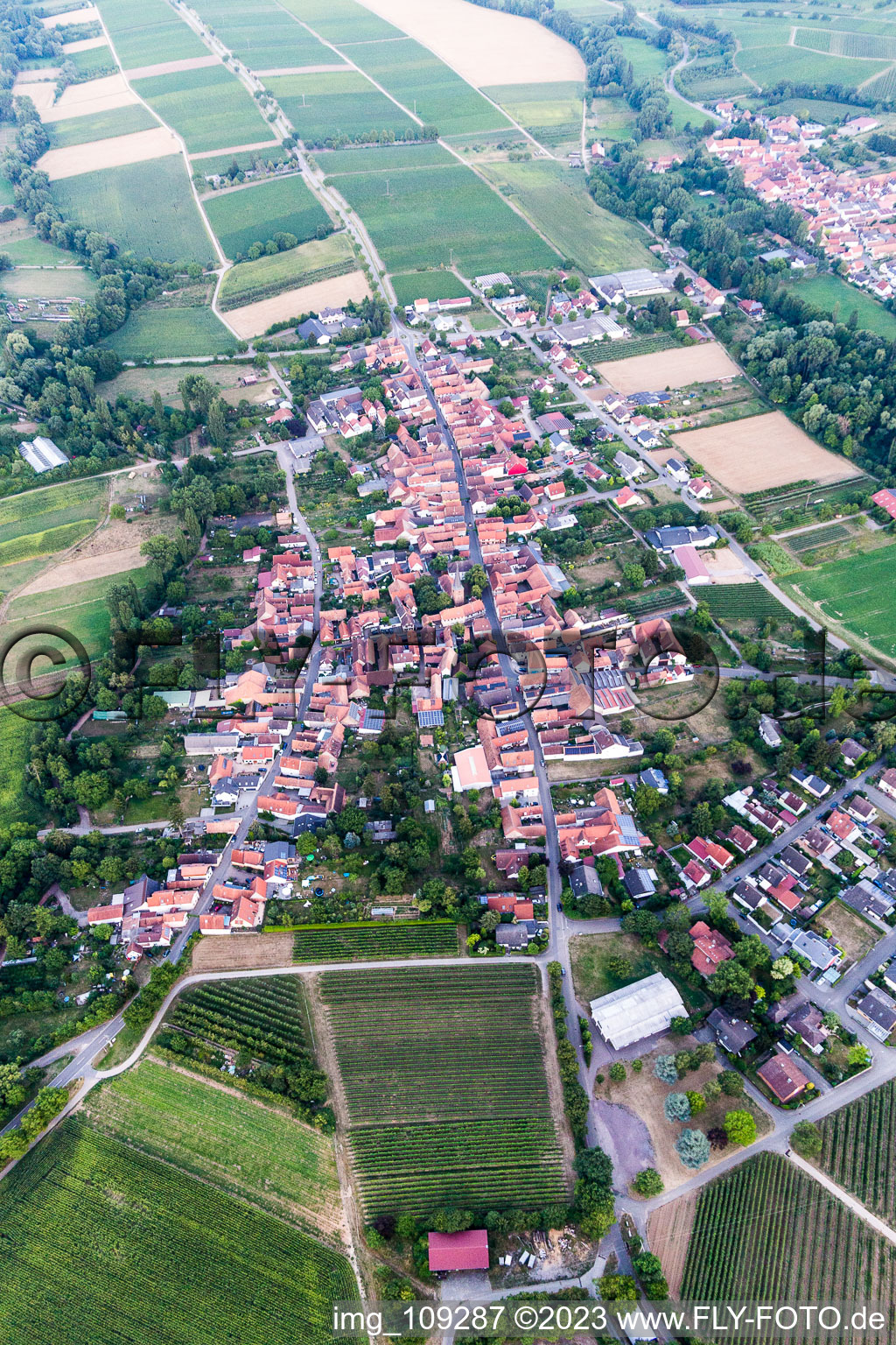 Ortsteil Heuchelheim in Heuchelheim-Klingen im Bundesland Rheinland-Pfalz, Deutschland von oben gesehen
