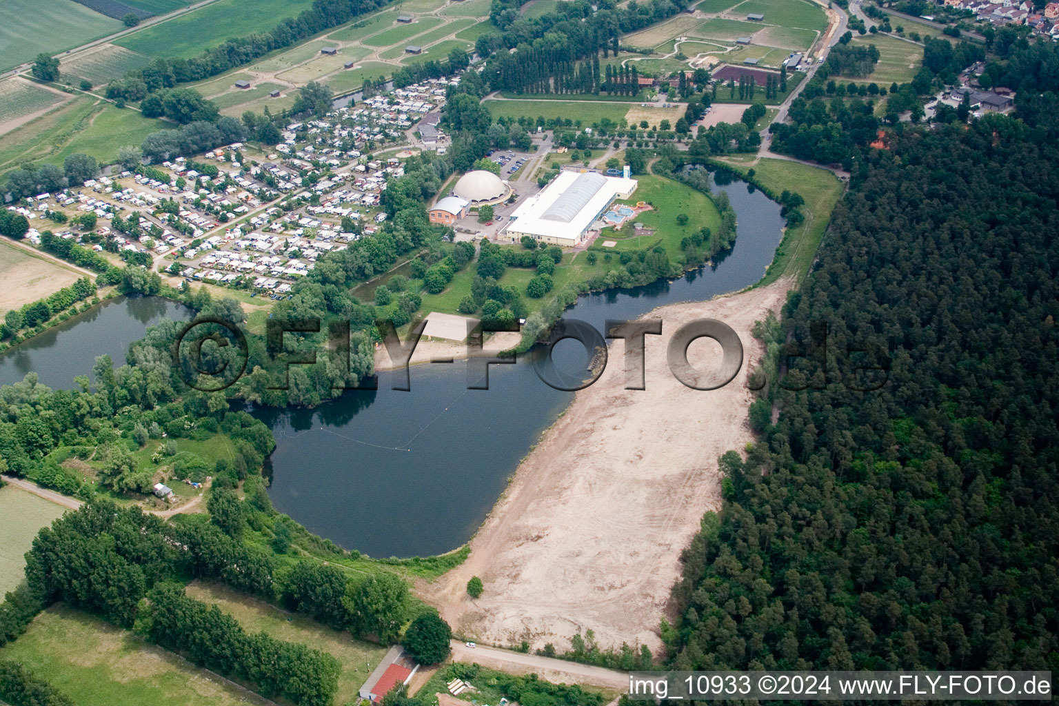 Uferbereiche am Sandstrand des Freibades Badesee Moby Dick in Rülzheim im Bundesland Rheinland-Pfalz, Deutschland