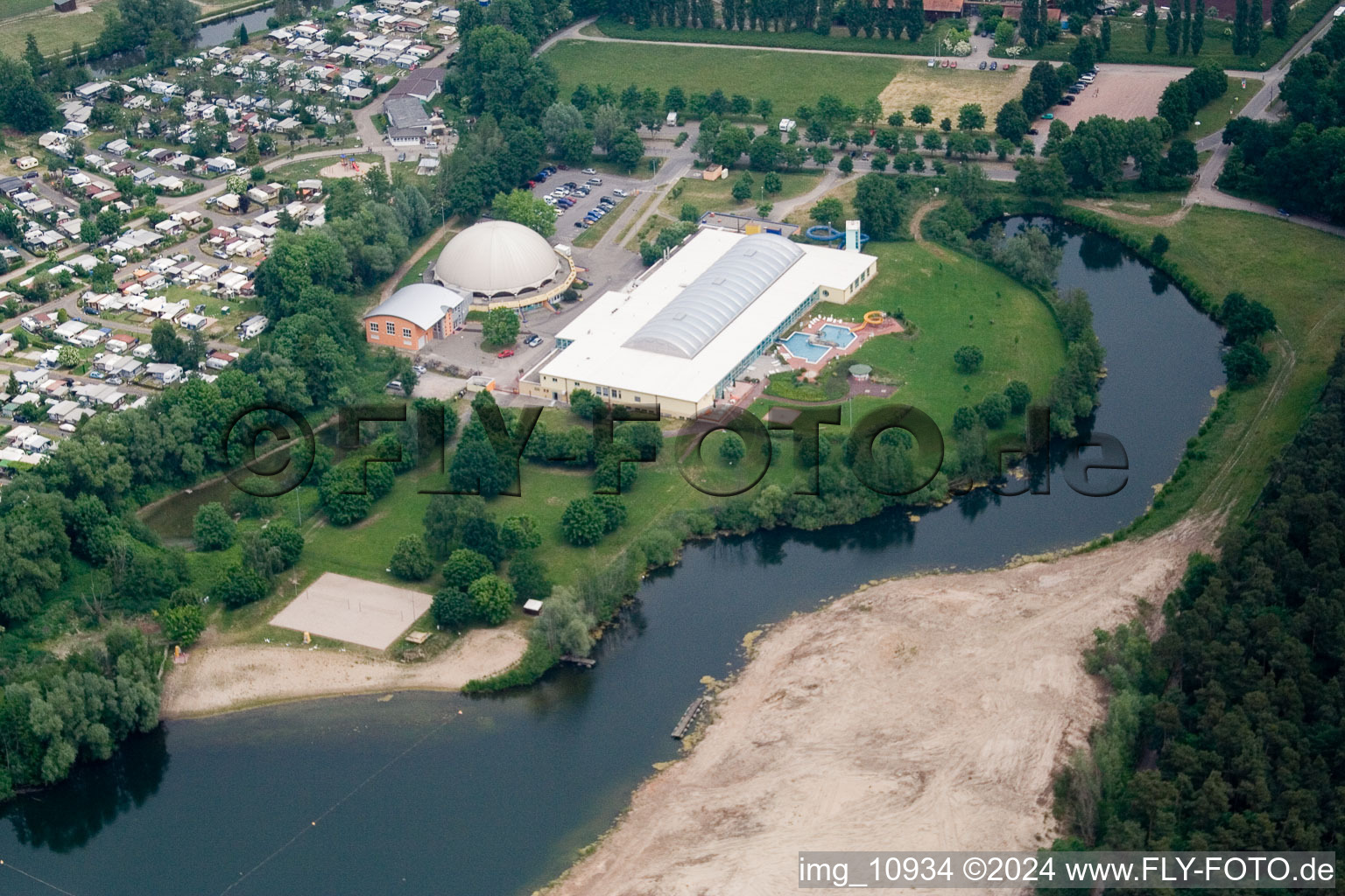 Luftbild von Uferbereiche am Sandstrand des Freibades Badesee Moby Dick in Rülzheim im Bundesland Rheinland-Pfalz, Deutschland