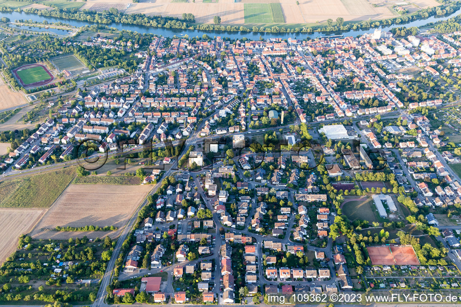 Luftaufnahme von Ortsteil Edingen in Edingen-Neckarhausen im Bundesland Baden-Württemberg, Deutschland