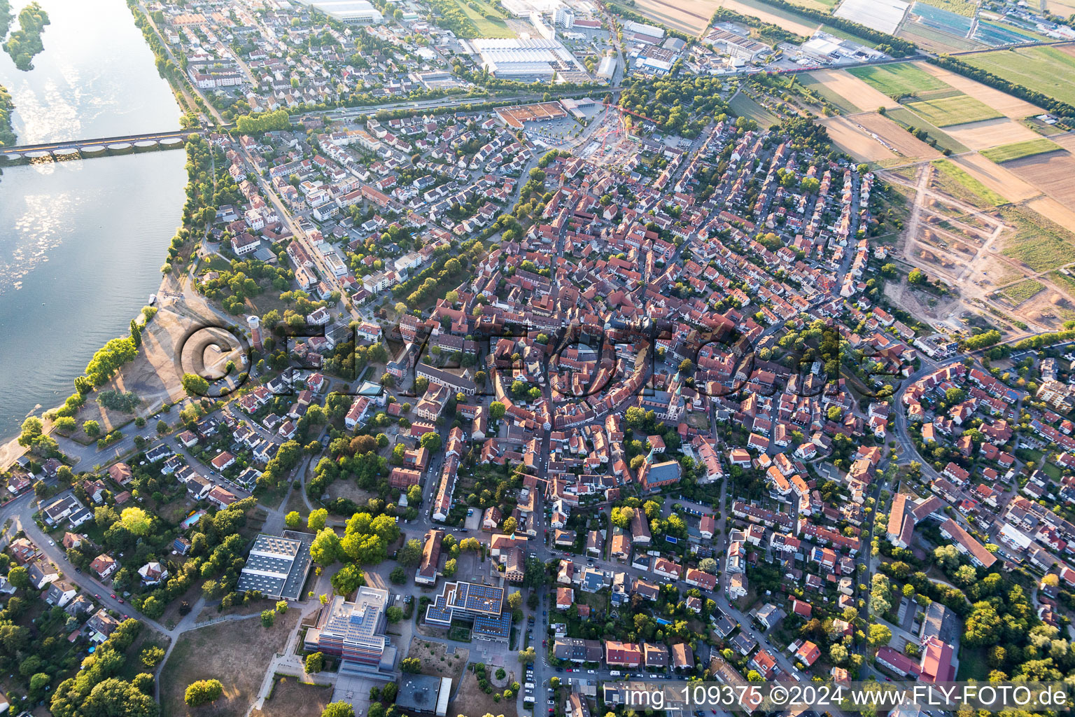 Luftbild von Altstadtbereich und Innenstadtzentrum in Ladenburg im Bundesland Baden-Württemberg, Deutschland