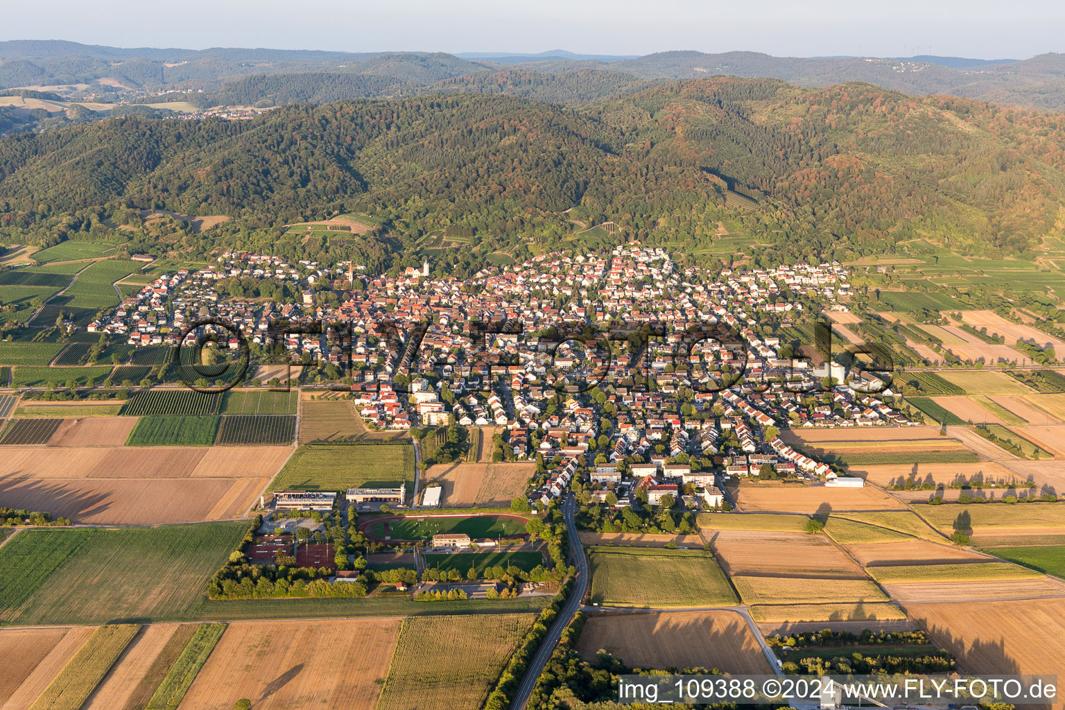 Ortsansicht der Straßen und Häuser der Wohngebiete am Rand der hessischen Bergstrasse in Leutershausen im Bundesland Baden-Württemberg, Deutschland