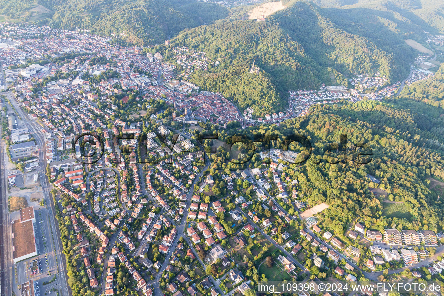 Schrägluftbild von Weinheim im Bundesland Baden-Württemberg, Deutschland