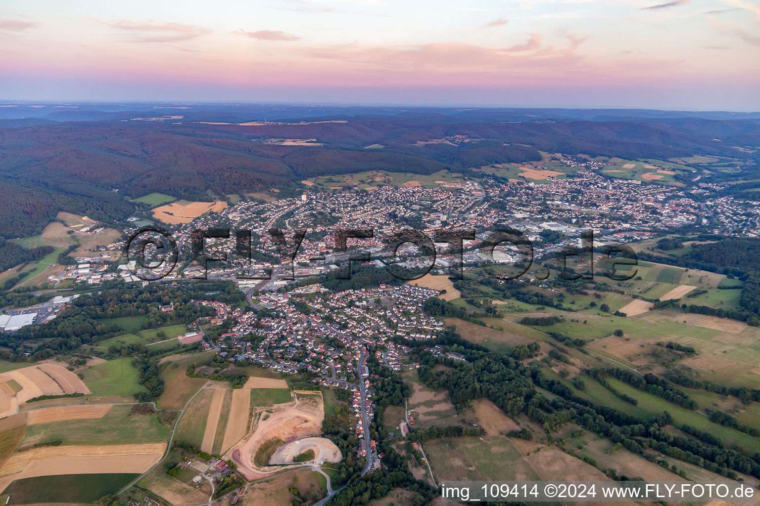 Ortsansicht der Straßen und Häuser der Wohngebiete in Michelstadt im Bundesland Hessen, Deutschland