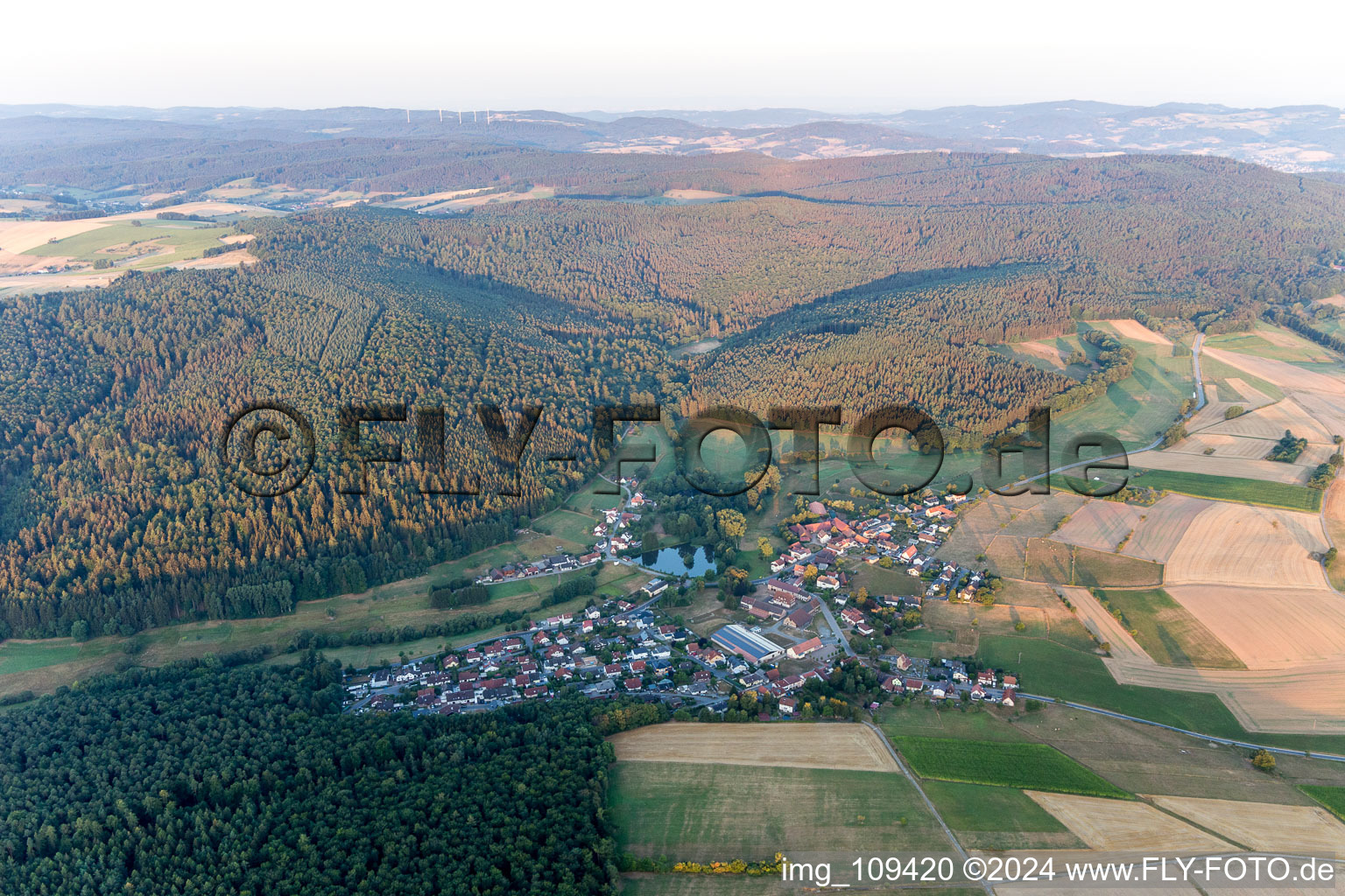 Dorfkern an den See- Uferbereichen in Rehbach im Bundesland Hessen, Deutschland