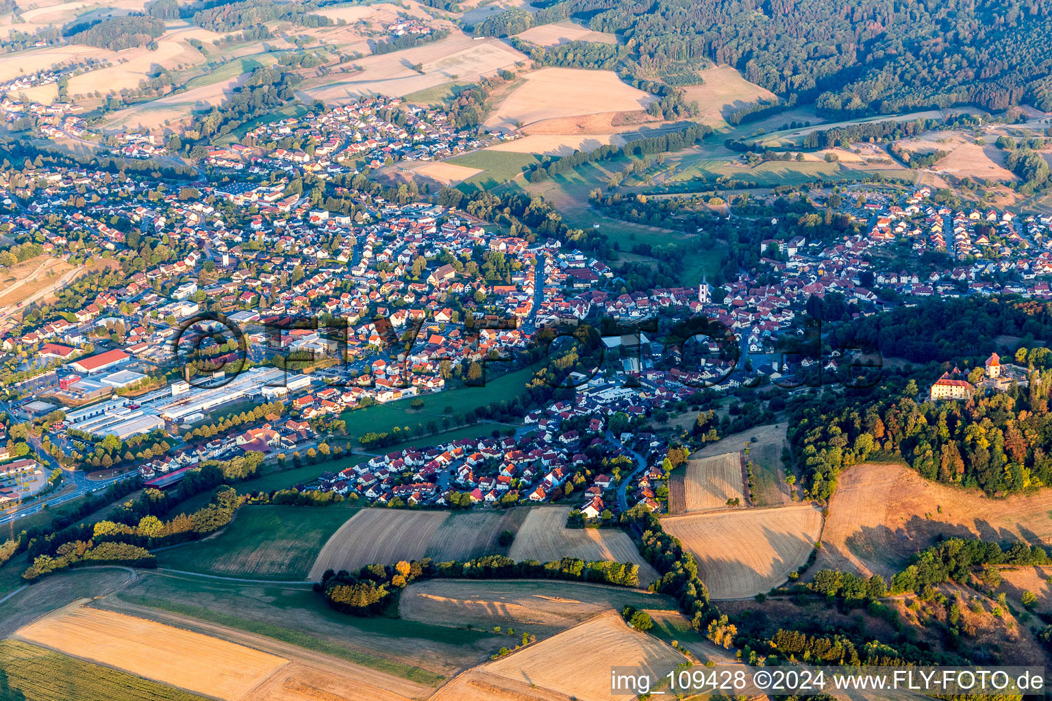 Luftbild von Ortsansicht der Straßen und Häuser der Wohngebiete in der von Bergen umgebenen Tallandschaft in Reichelsheim (Odenwald) im Bundesland Hessen, Deutschland