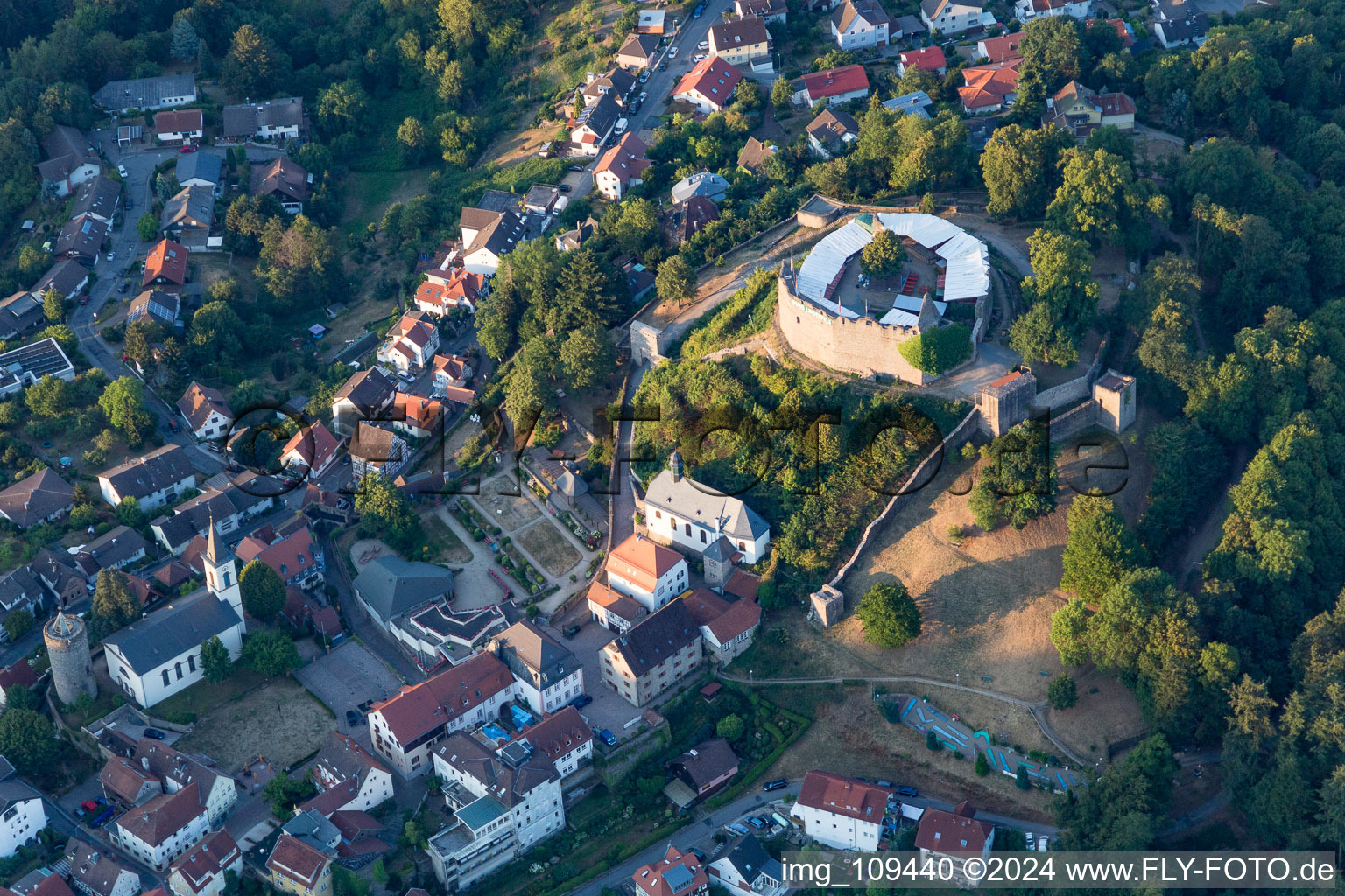 Konstruktion des Bauwerkes der Freilicht- Bühne auf Burg Lindenfels in Lindenfels im Bundesland Hessen, Deutschland