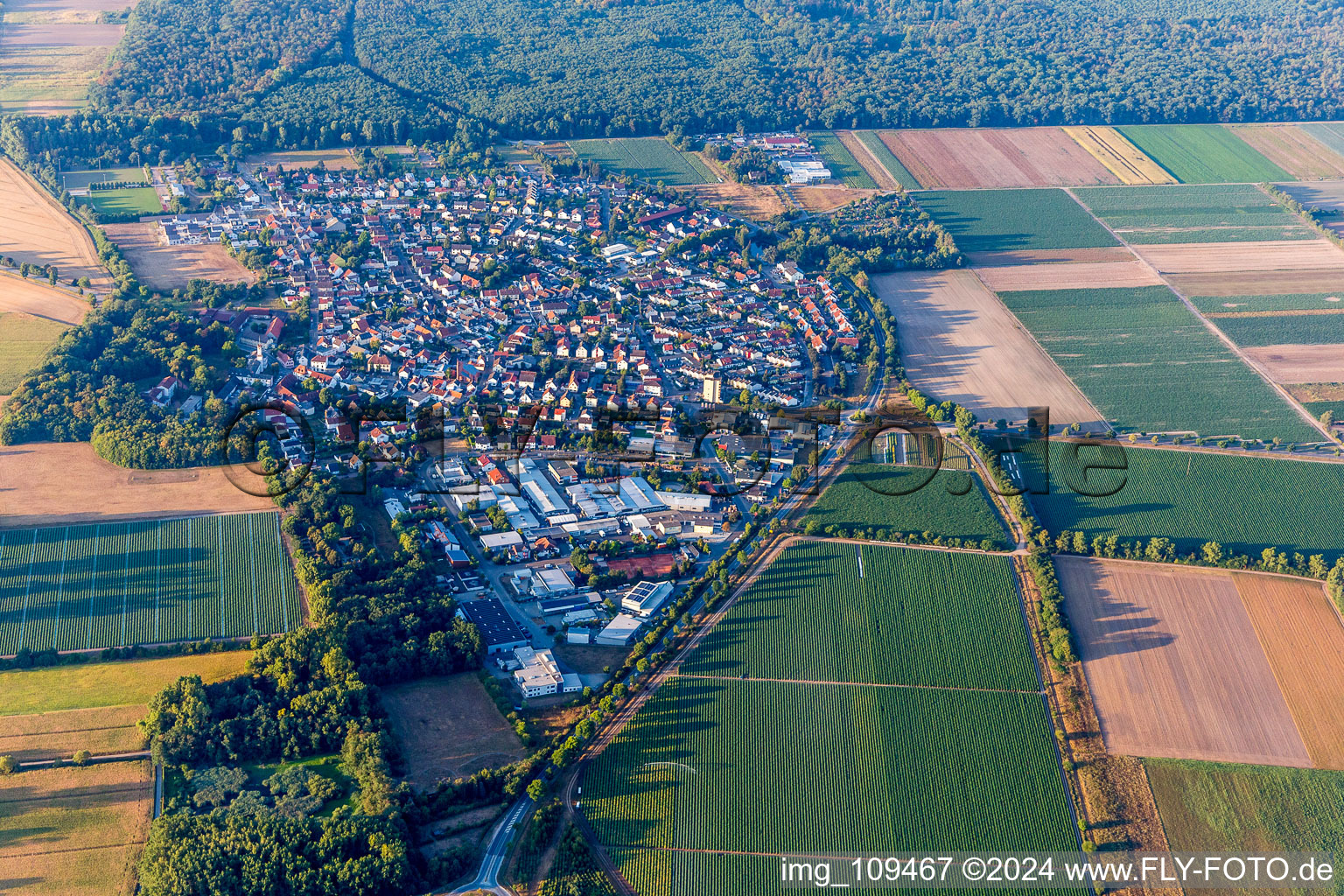 Ortsansicht am Rande von landwirtschaftlichen Feldern und Nutzflächen in Hüttenfeld im Bundesland Hessen, Deutschland