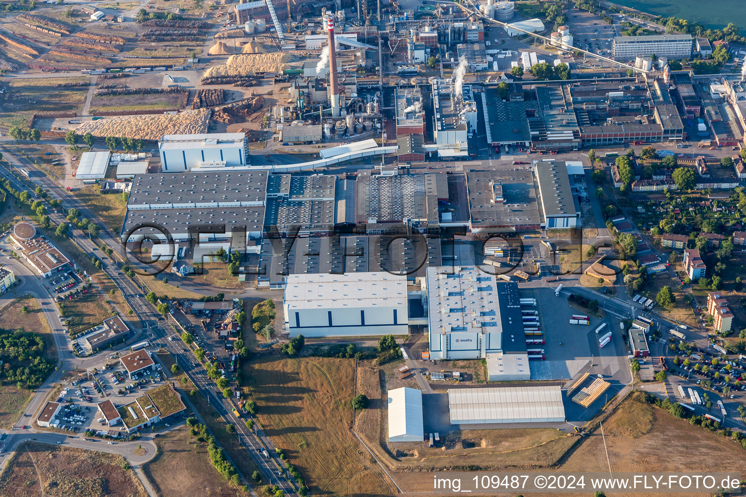 Luftbild von Gebäude und Produktionshallen auf dem Werksgelände der Papierfabrik Essity Mannheim (ZeWa) im Ortsteil Sandhofen in Mannheim im Bundesland Baden-Württemberg, Deutschland