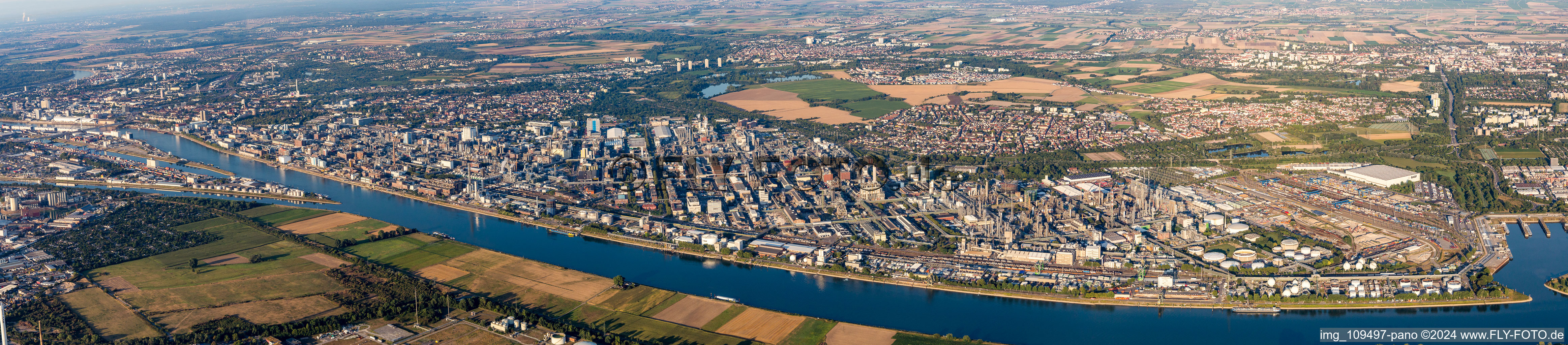 Panorama im Ortsteil BASF in Ludwigshafen am Rhein im Bundesland Rheinland-Pfalz, Deutschland
