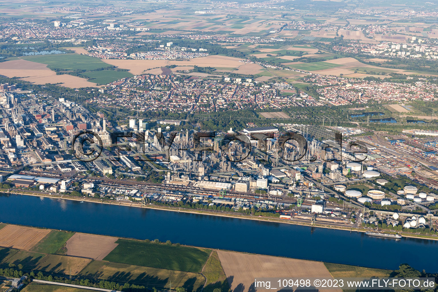 Ortsteil BASF in Ludwigshafen am Rhein im Bundesland Rheinland-Pfalz, Deutschland vom Flugzeug aus