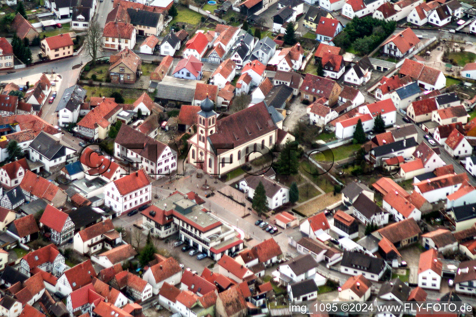 Kirchengebäude der katholischen Gemeinde in der Ortsmitte von Hagenbach im Bundesland Rheinland-Pfalz, Deutschland