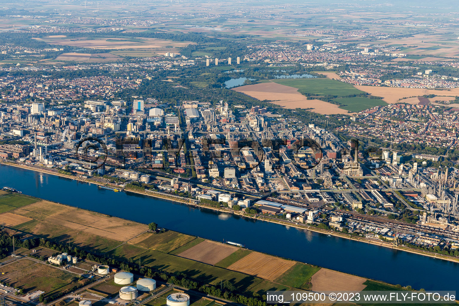 Ortsteil BASF in Ludwigshafen am Rhein im Bundesland Rheinland-Pfalz, Deutschland aus der Luft betrachtet