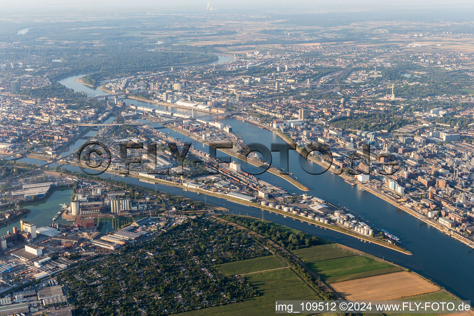 BASF im Ortsteil Innenstadt in Mannheim im Bundesland Baden-Württemberg, Deutschland