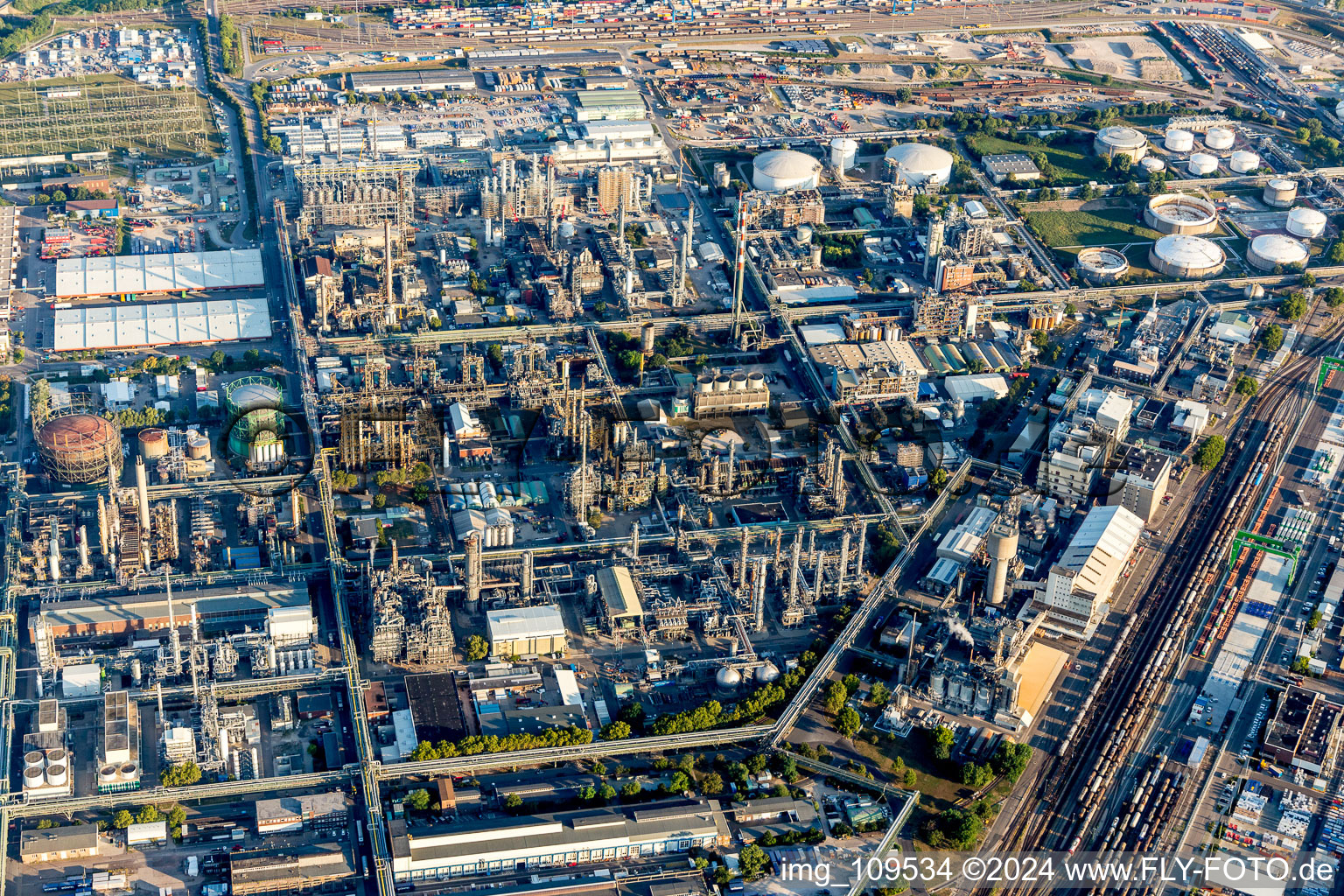 Luftbild von Gebäude und Produktionshallen auf dem Werksgelände des Chemieproduzenten BASF in Ludwigshafen am Rhein im Bundesland Rheinland-Pfalz, Deutschland