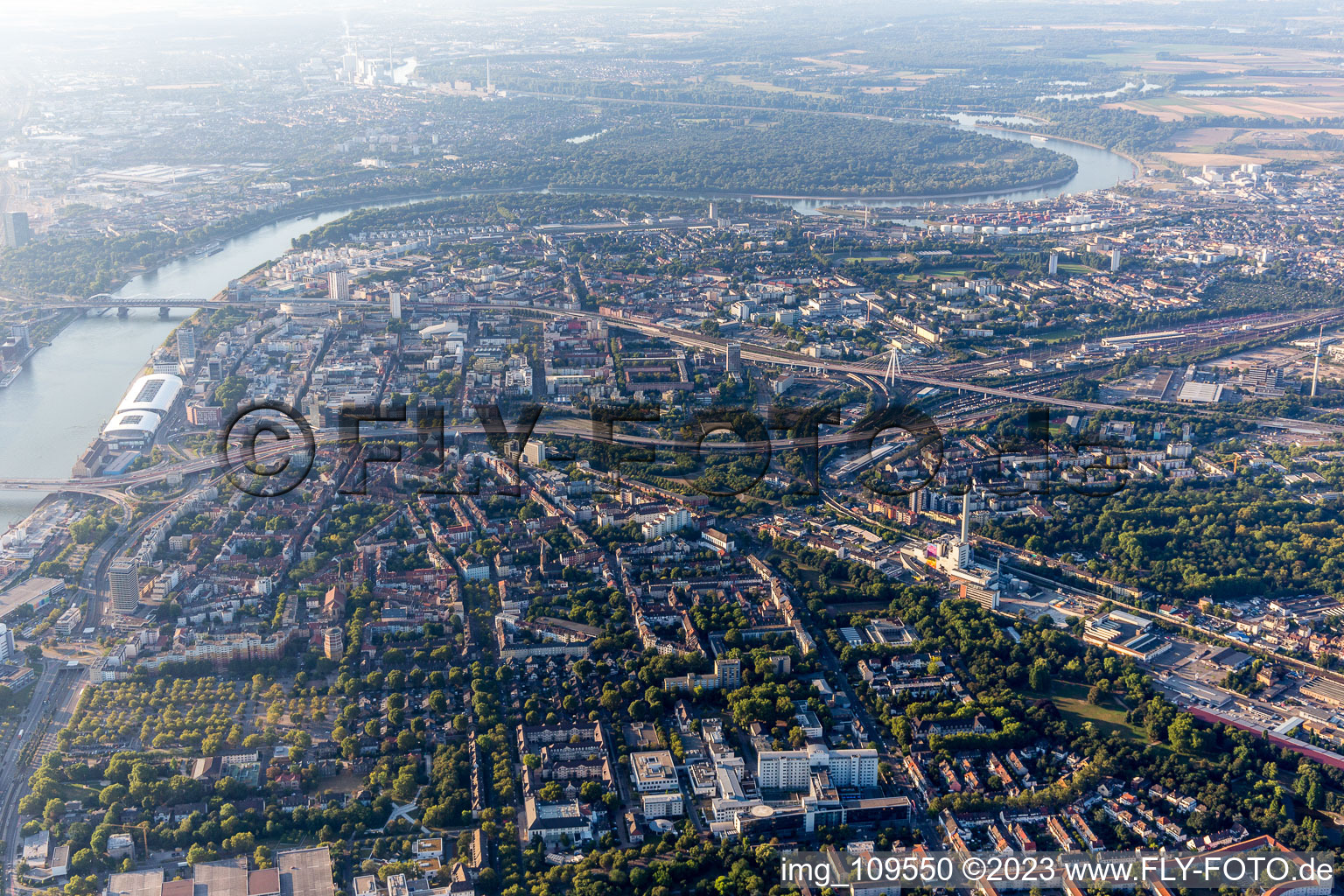 Luftaufnahme von Ortsteil Mitte in Ludwigshafen am Rhein im Bundesland Rheinland-Pfalz, Deutschland