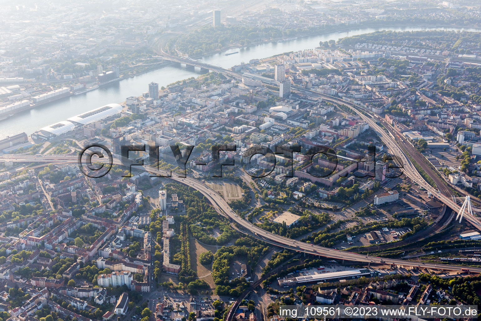 Luftaufnahme von Hochstraße im Ortsteil Mitte in Ludwigshafen am Rhein im Bundesland Rheinland-Pfalz, Deutschland