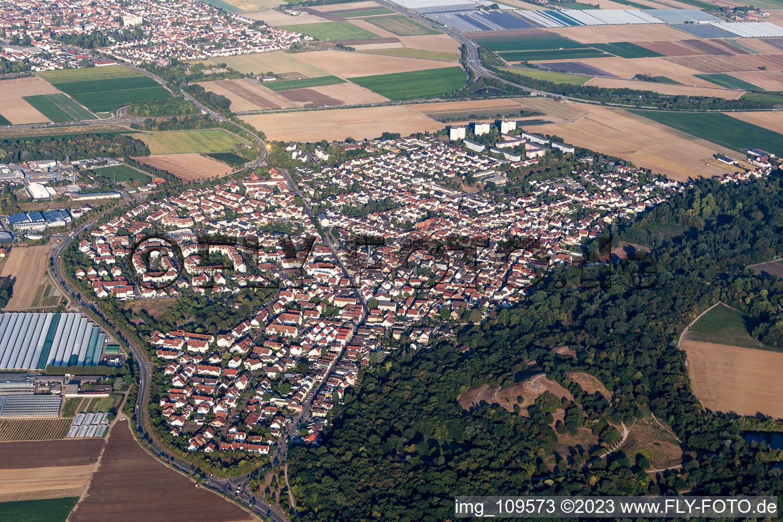 Schrägluftbild von Ortsteil Maudach in Ludwigshafen am Rhein im Bundesland Rheinland-Pfalz, Deutschland