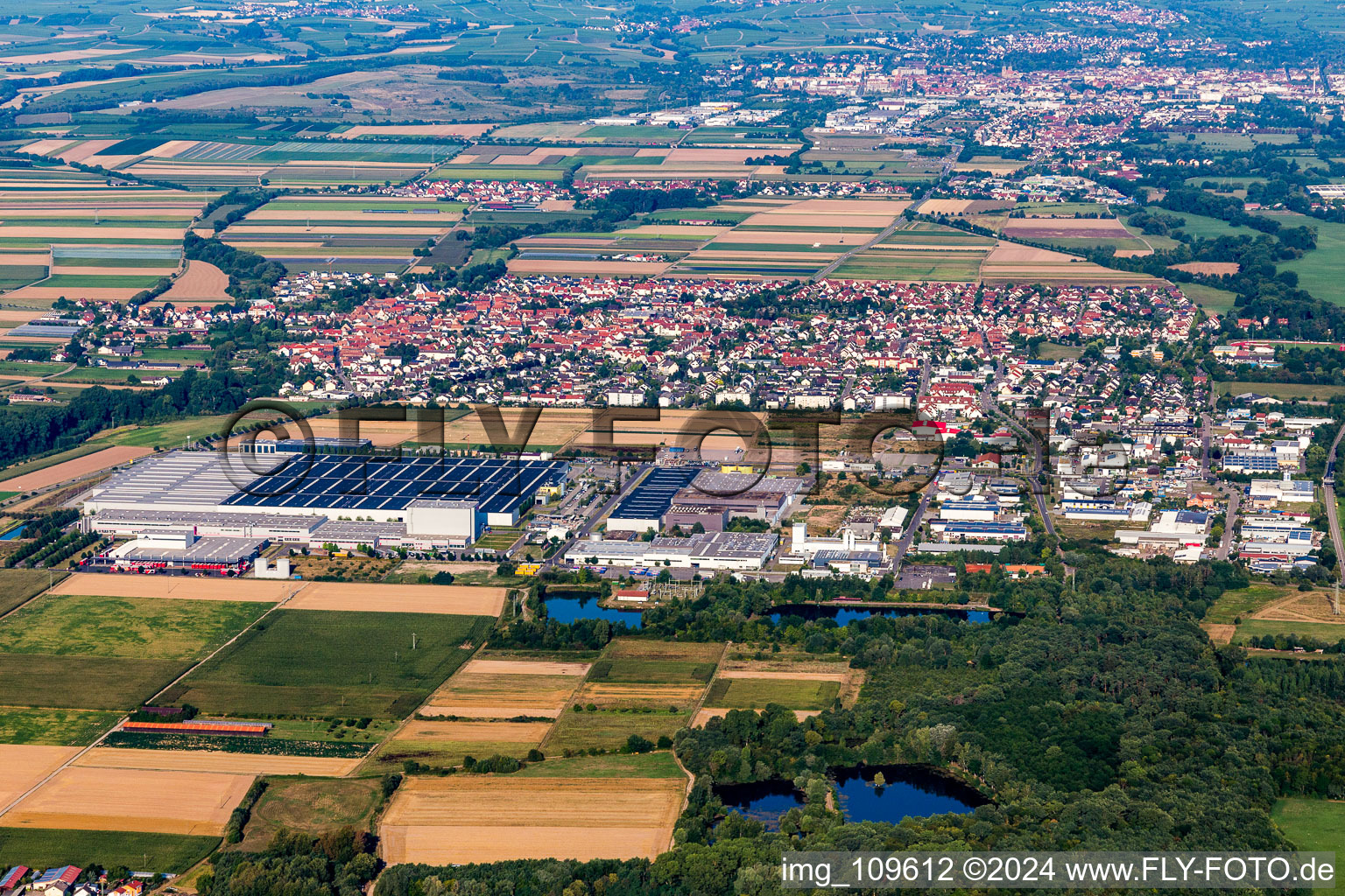 Stadtgebiet mit Außenbezirken und Innenstadtbereich in Offenbach an der Queich im Bundesland Rheinland-Pfalz, Deutschland