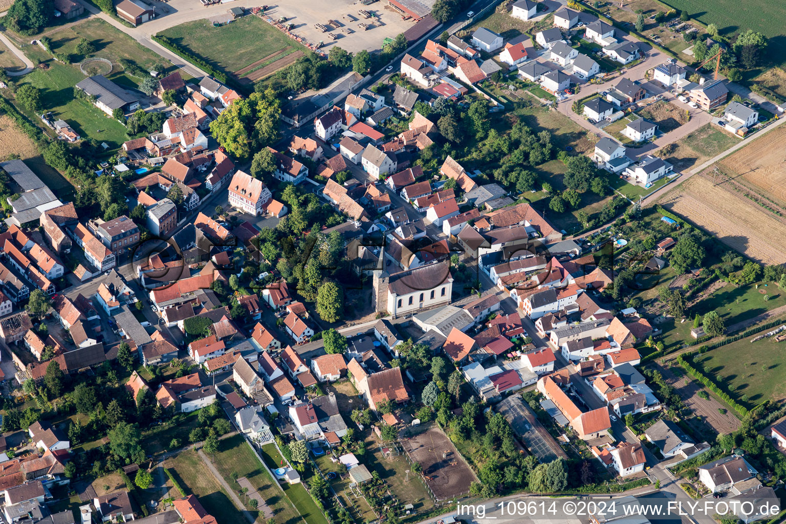 Ortsansicht der Straßen und Häuser der Wohngebiete in Knittelsheim im Bundesland Rheinland-Pfalz, Deutschland