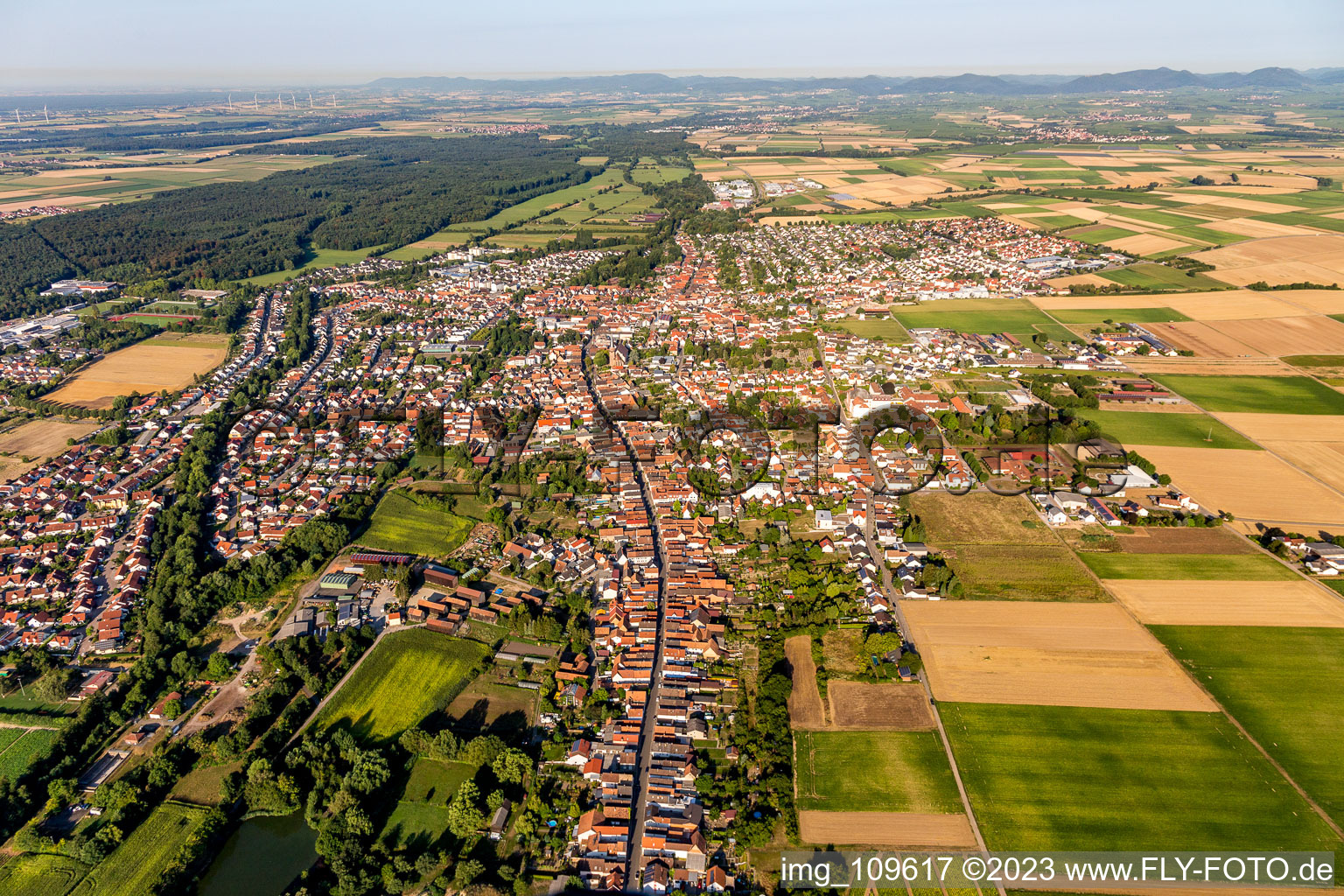 Ortsansicht am Rande von landwirtschaftlichen Feldern und Nutzflächen in Herxheim bei Landau (Pfalz) in Herxheim bei Landau/Pfalz im Bundesland Rheinland-Pfalz, Deutschland