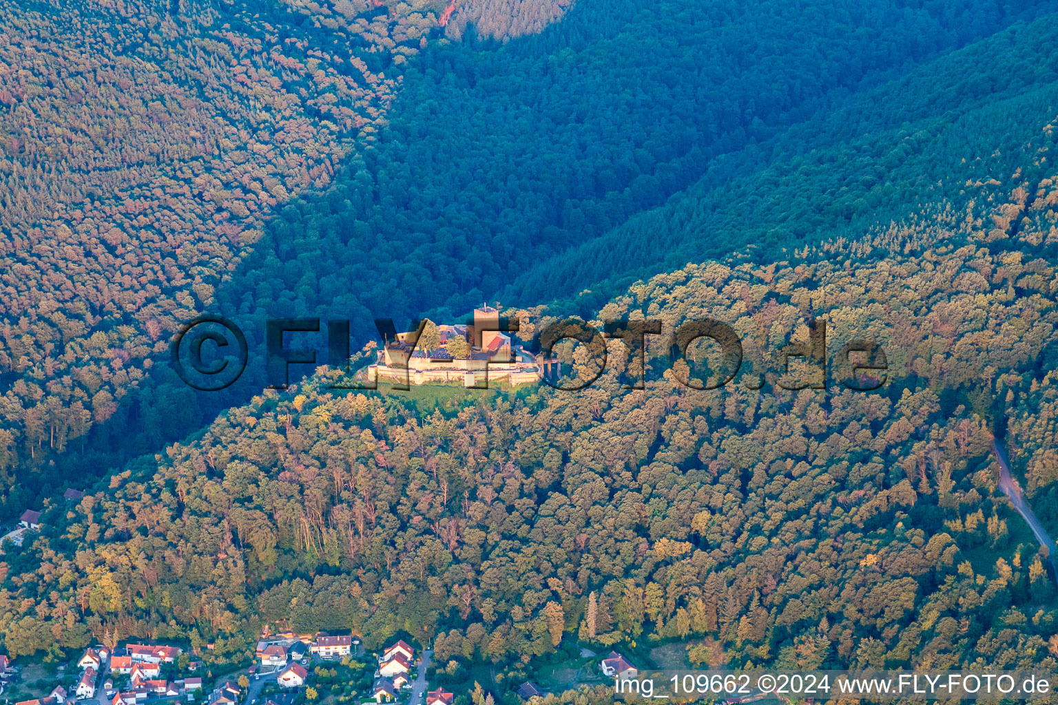 Ruine und Mauerreste der ehemaligen Burganlage Burg Landeck in Klingenmünster im Bundesland Rheinland-Pfalz, Deutschland