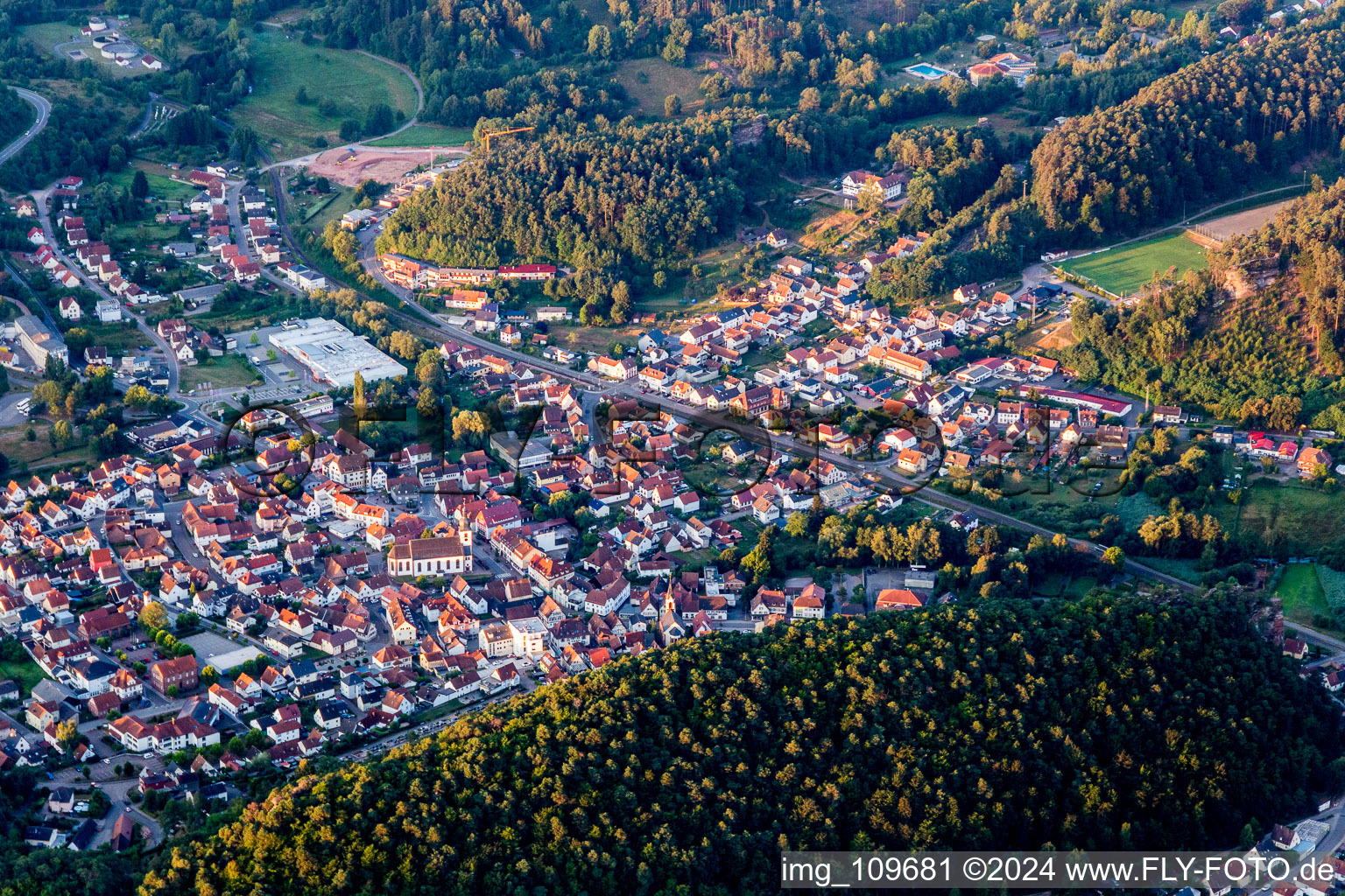 Ortsansicht der Straßen und Häuser der Wohngebiete in der von Bergen umgebenen Tallandschaft in Dahn im Bundesland Rheinland-Pfalz, Deutschland