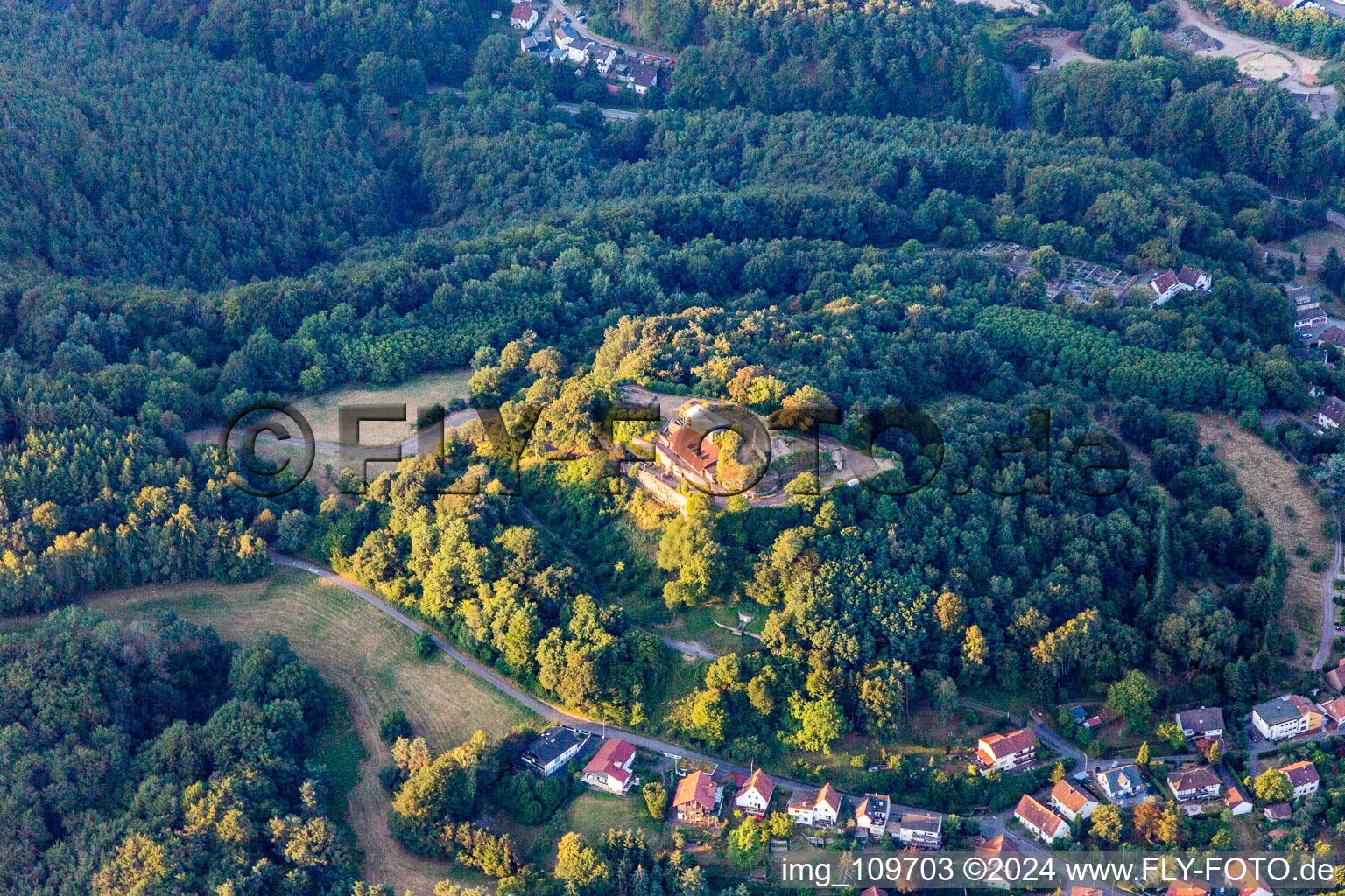 Burganlage der Veste Lemberg in Lemberg im Bundesland Rheinland-Pfalz, Deutschland