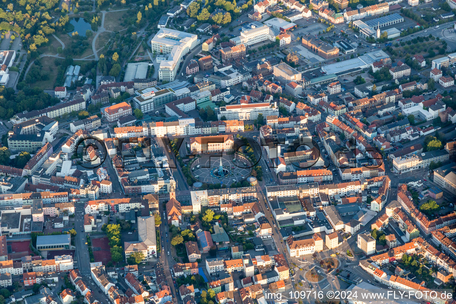 Kreisrunde Fläche des Exerzierplatz am Rathaus in Pirmasens im Bundesland Rheinland-Pfalz, Deutschland