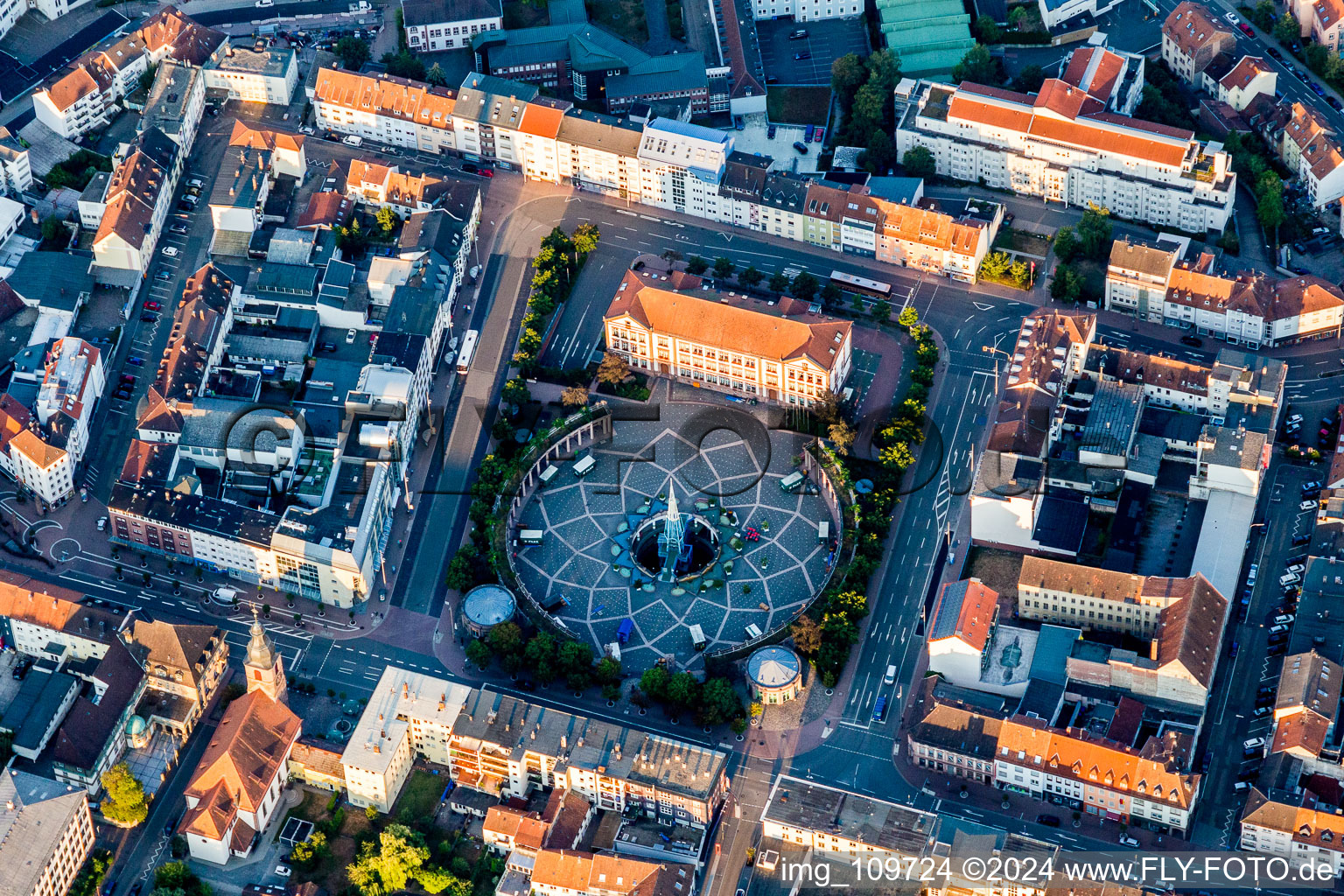 Luftbild von Kreisrunde Fläche des Exerzierplatz am Rathaus in Pirmasens im Bundesland Rheinland-Pfalz, Deutschland