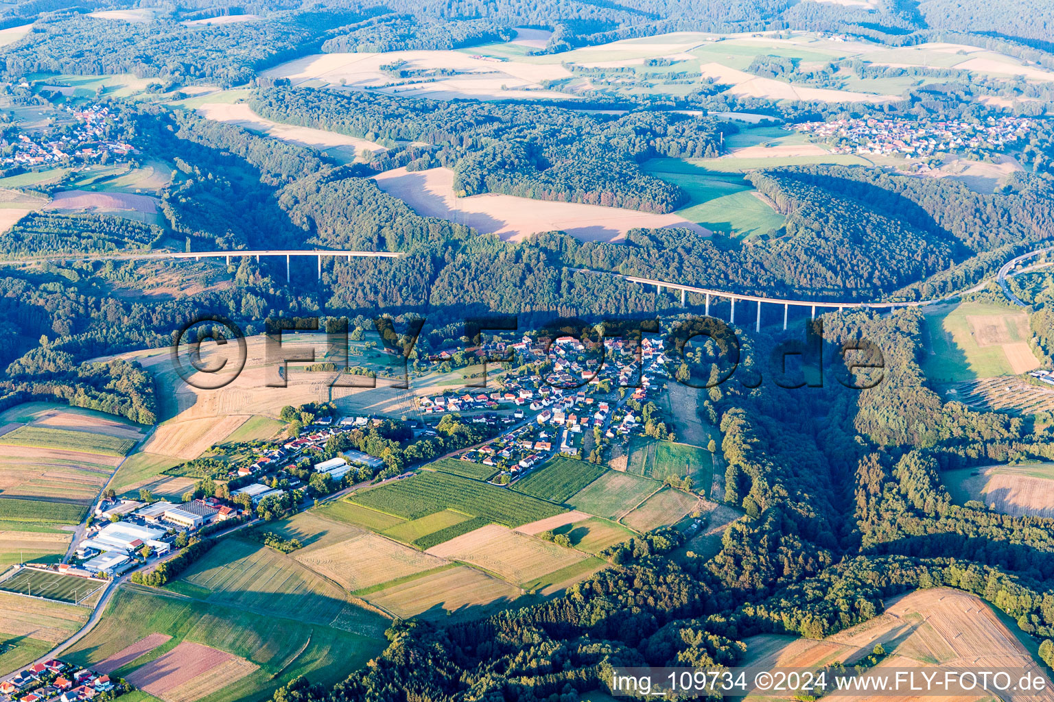 Luftbild von Petersberg in Petersberg(Pfalz) im Bundesland Rheinland-Pfalz, Deutschland