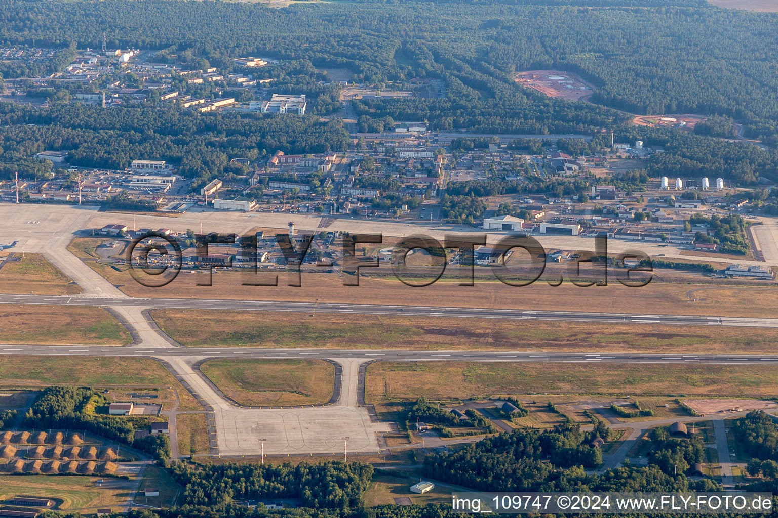 Schrägluftbild von Ramstein, US Air Base im Bundesland Rheinland-Pfalz, Deutschland