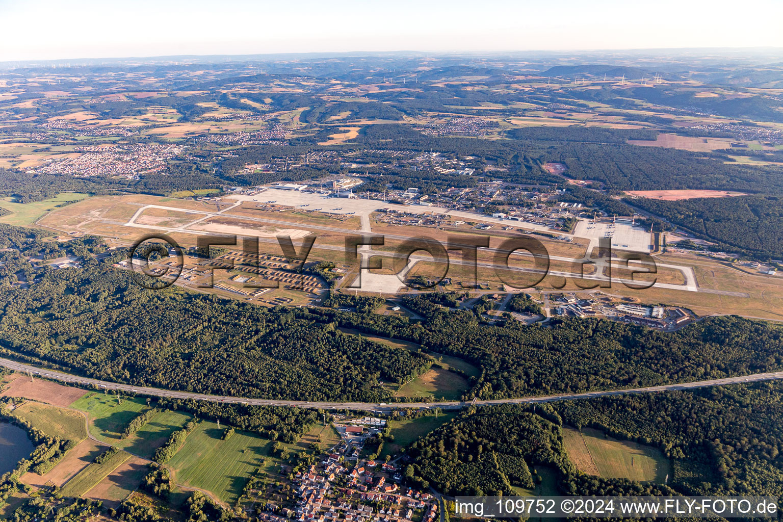 Luftbild von Start- und Landebahnen mit Rollwegen Hangaranlagen und Terminals auf dem Gelände des US-Airforce Flughafen Ramstein Air Base in Ramstein-Miesenbach im Bundesland Rheinland-Pfalz, Deutschland