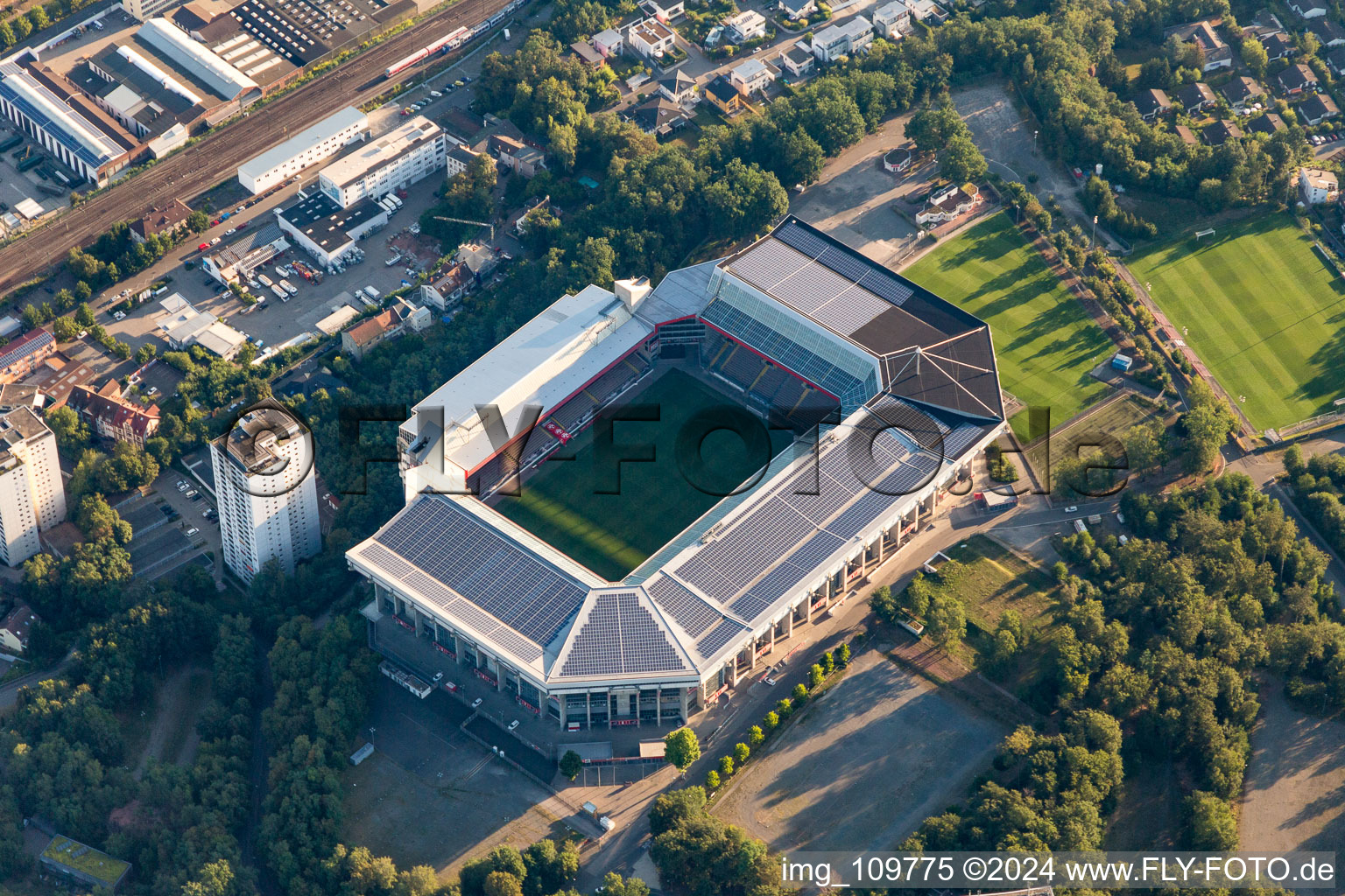 Luftbild von Sportstätten-Gelände der Arena des Stadion " Fritz-Walter-Stadion " an der Fritz-Walter-Straße im Stadtteil Betzenberg in Kaiserslautern im Bundesland Rheinland-Pfalz, Deutschland
